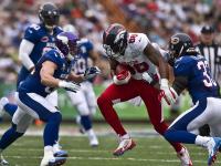 开云体育app-石宇奇点燃赛场！日本队轻取韩国队，羽毛球亚锦赛上演经典对决