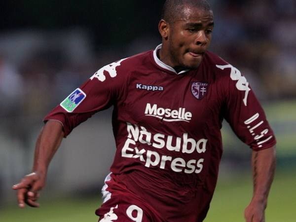 包含梅斯客场保持不败，收获一分的词条