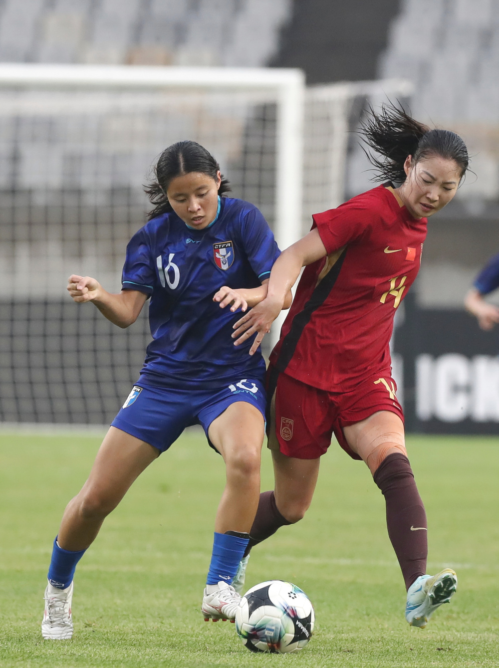 中国女足队员在比赛中拼尽全力，再次证明实力