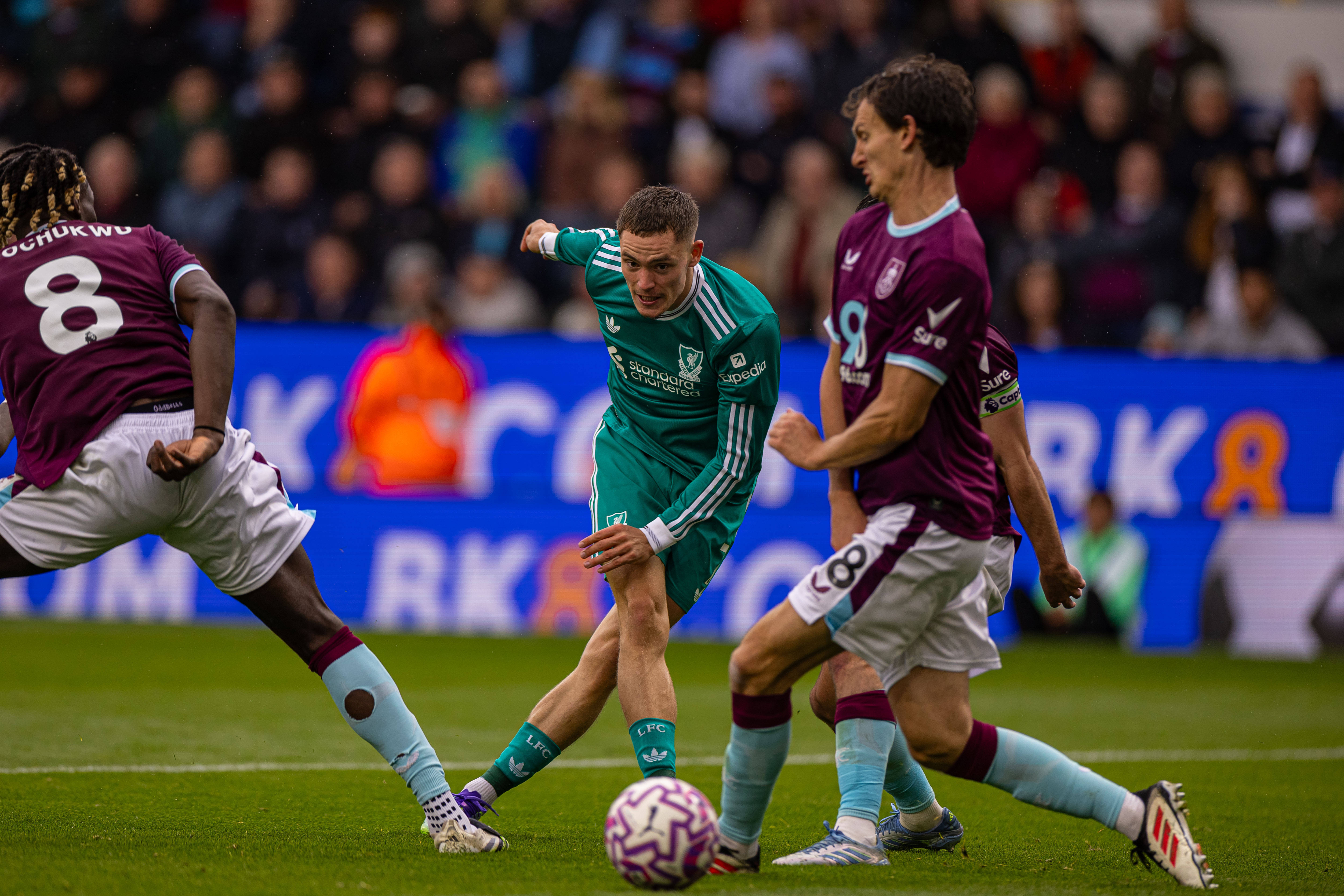 包含伯恩利后防拼抢,全力保住英超联赛位置的词条 包含伯恩利后防拼抢,全力保住英超联赛位置的词条