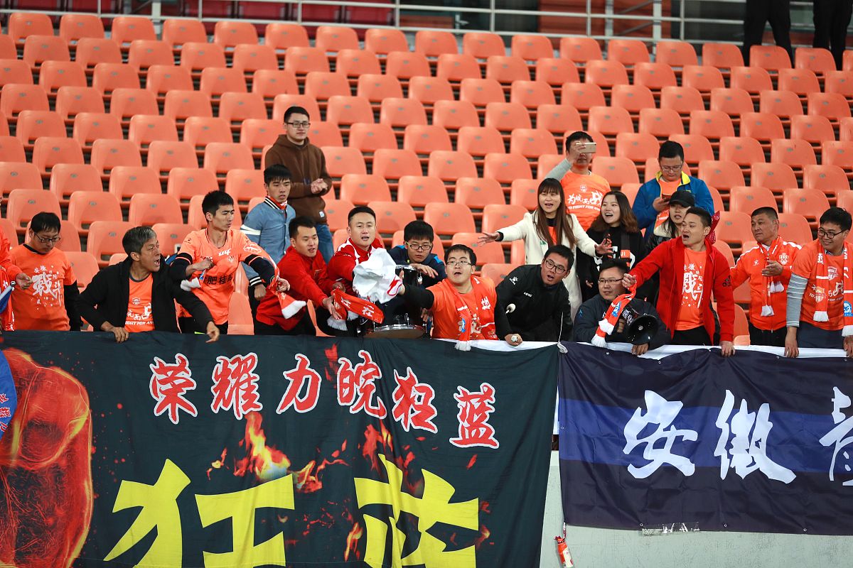 精彩对抗连连，球员们在赛场上拼搏求胜的简单介绍