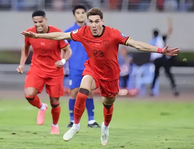 球队奋力争夺，力争在比赛中取得胜利的简单介绍