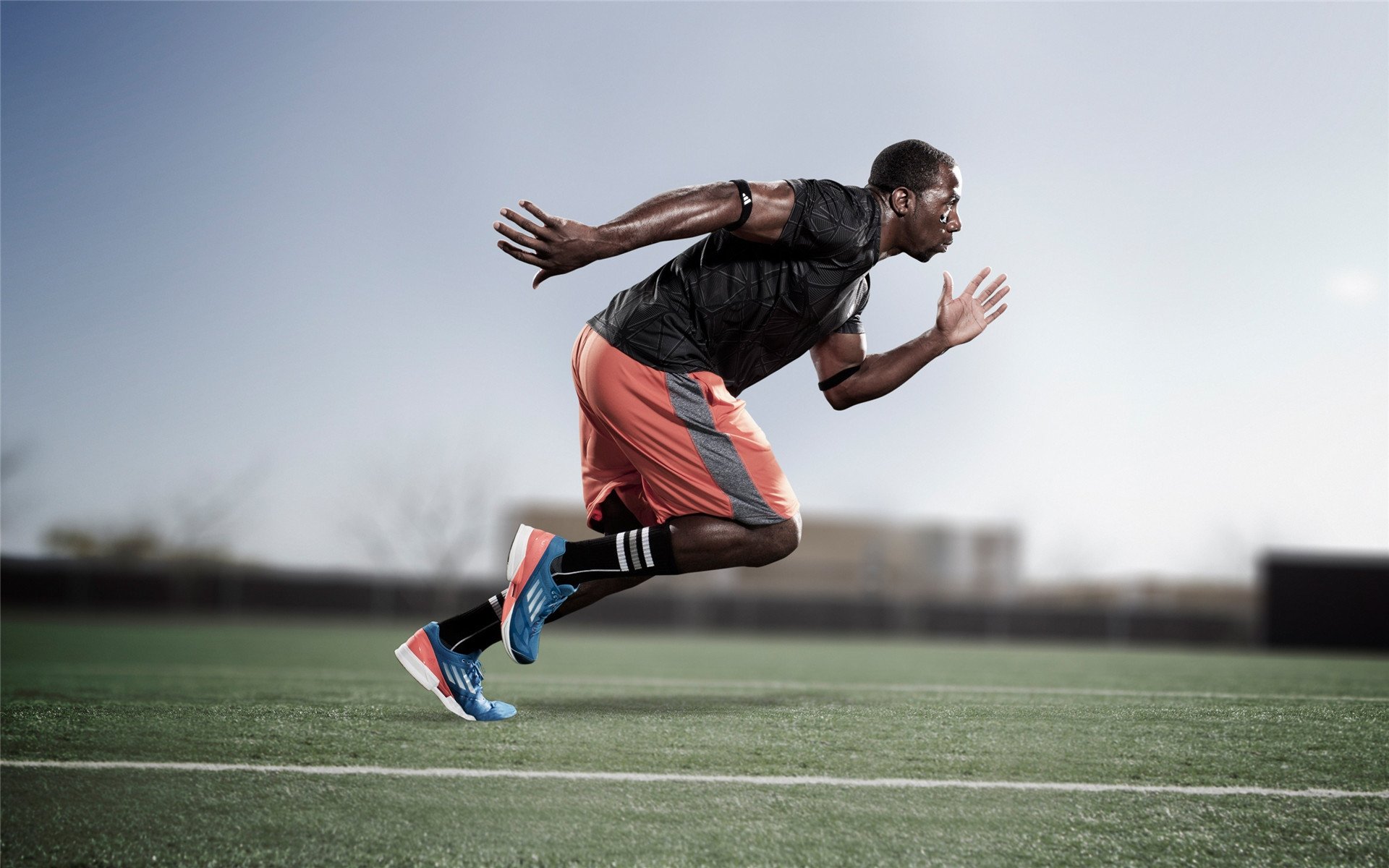 引擎轰鸣，门迪之夜，F1新赛季揭幕战见证王者的距离